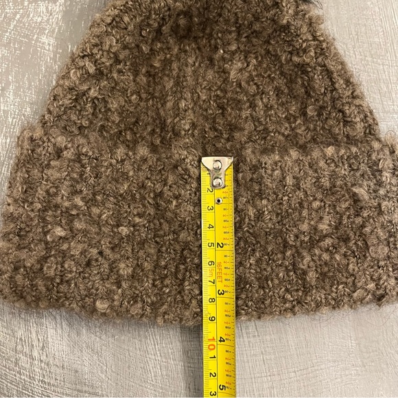 Aritzia Wilfred Free Women’s winter hat with genuine fur Pom Pom - Picture 3 of 8
